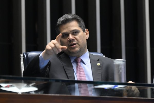 Alcolumbre marca votação do fim da escala 6x1 para quarta-feira (14)