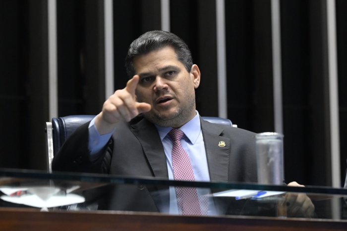 Alcolumbre marca votação do fim da escala 6x1 para quarta-feira (14)