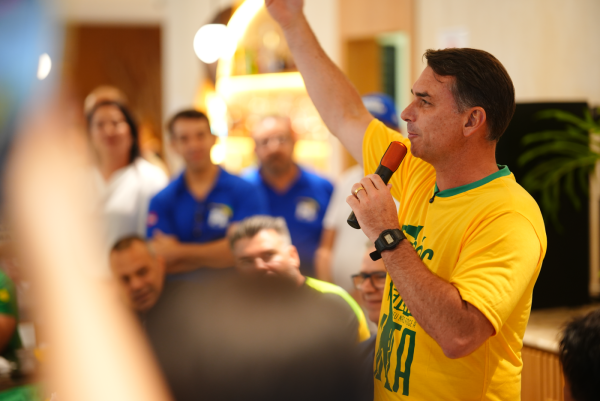 Pesquisa PoderData aponta Flávio Bolsonaro à frente de Lula na disputa de segundo turno