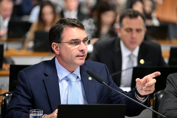 Flávio diz que Alcolumbre protege Moraes no Senado
