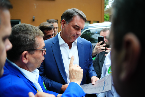 Flávio Bolsonaro confirma presença em debate com Lula na Band no domingo
