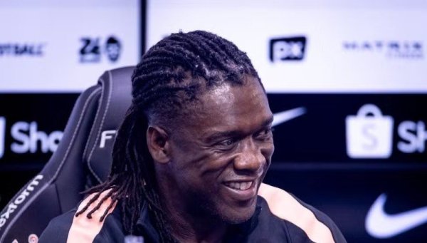 Seedorf é apresentado como técnico do Corinthians e chama clube de “um dos maiores do mundo”