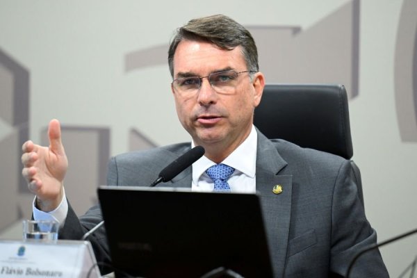 Aliado de Trump diz que Flávio chegou aos EUA "em segurança"