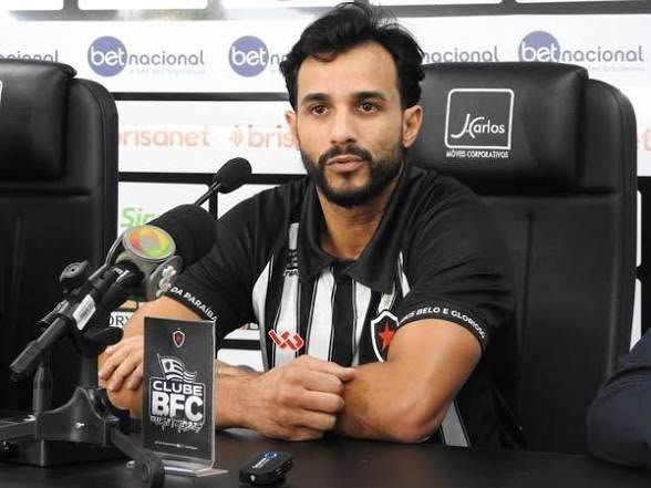 Henrique Dourado rescinde com Botafogo-PB após confusão com torcida