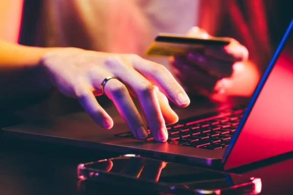 Bets ilegais driblam fiscalização e seguem acessíveis a brasileiros por domínios internacionais