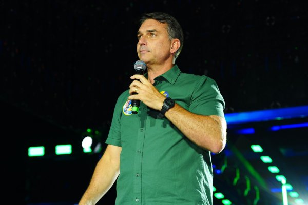 Em Guarulhos, Flávio promete mudar perfil de indicados ao STF