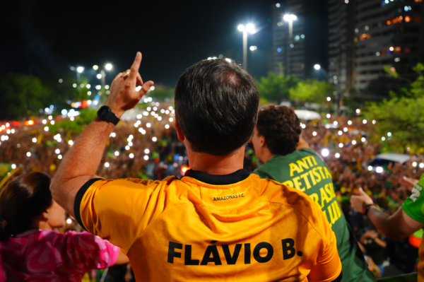 TSE mantém decisão que determina remoção de publicações que associam Flávio Bolsonaro a crimes