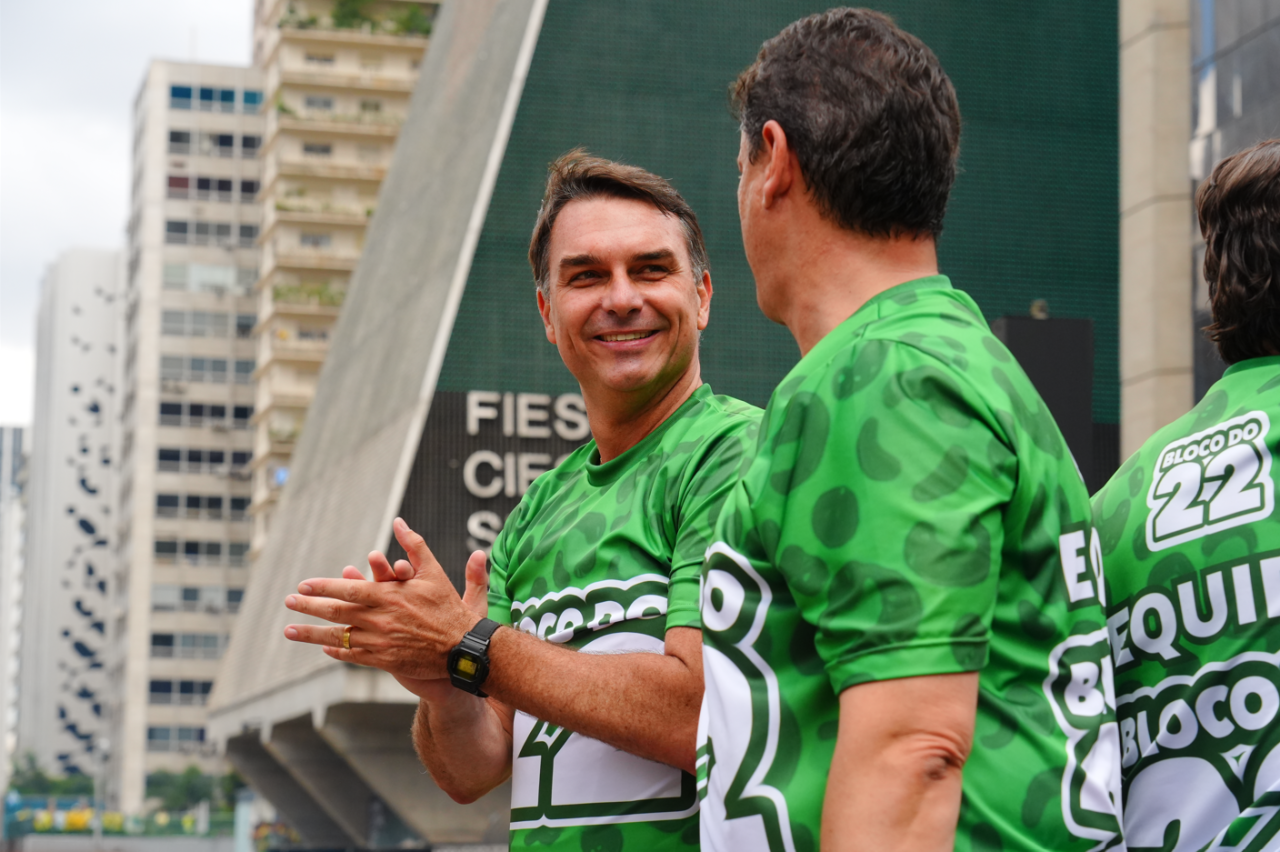 Flávio Bolsonaro promete penas de até 80 anos para líderes criminosos e 500 mil vagas em presídios