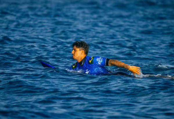 Gabriel Medina dá show, tira 10, mas fica com o vice em Fiji