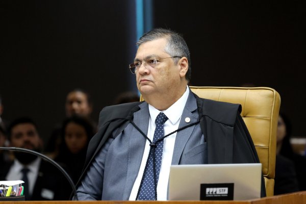 Pedido de vista de Dino pode deixar caso Moraes e Vorcaro parado até dezembro