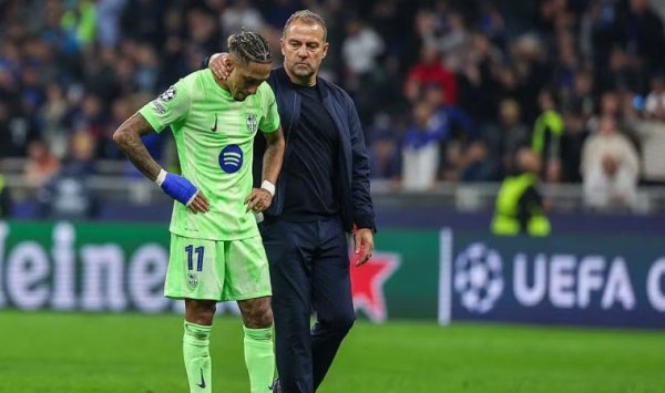 Flick confirma Raphinha fora de dois jogos do Barcelona e questiona amistosos da Seleção Brasileira