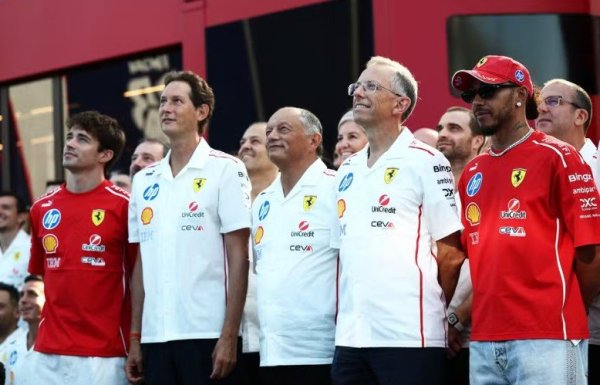 Hamilton nega ter pedido mudanças na Ferrari e reforça confiança na equipe