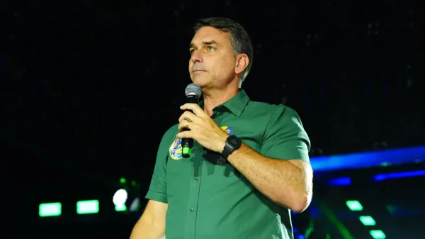 Flávio divulga carta e se declara "verdadeiro presidente eleito do Brasil"
