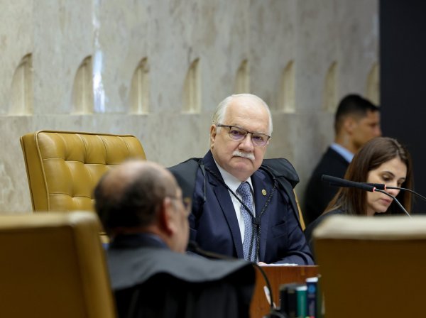 Em retorno da sessão, Fachin vota para manter separados casos de Moraes e Mendonça