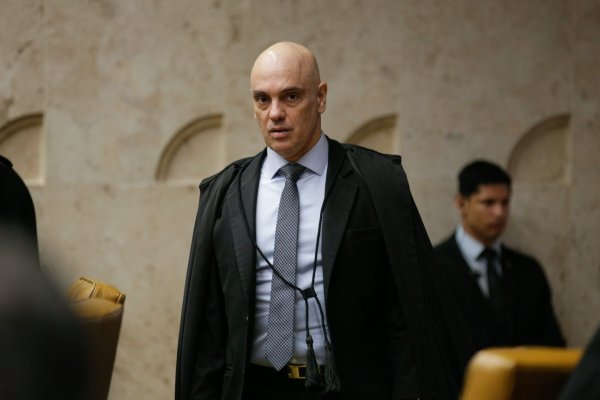 Moraes pede manifestação da PGR sobre visita de Flávio a Bolsonaro