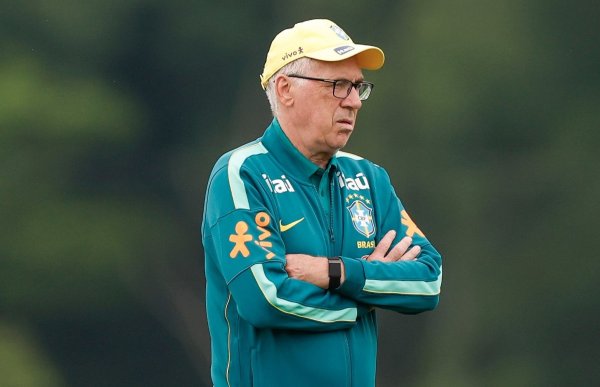 Ancelotti faz sete mudanças e testa Raphinha como centroavante na Seleção
