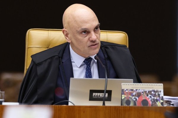 Defesa de Bolsonaro pede a Moraes que autorize visita de Flávio