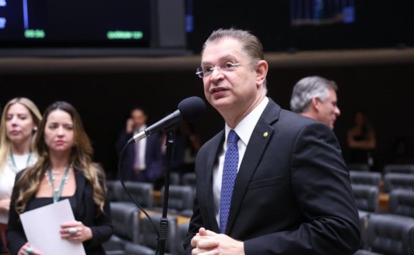 PL tenta convencer Sóstenes Cavalcante a disputar presidência da Câmara
