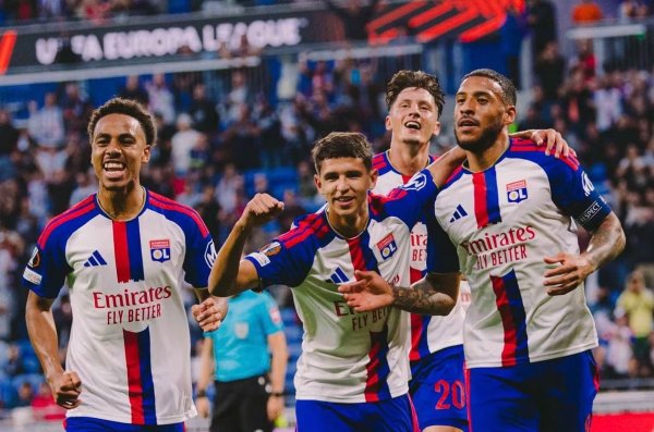 Lyon vence Crystal Palace em jogo movimentado e mantém 100% de aproveitamento na Liga Europa