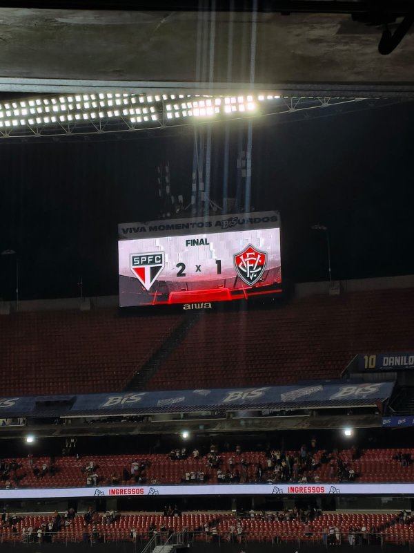 Calleri marca dois e São Paulo vence Vitória no Morumbi
