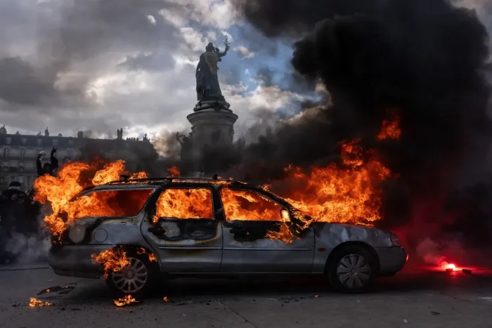 França emite toque de recolher em regiões de Paris após aumento de violência em manifestações