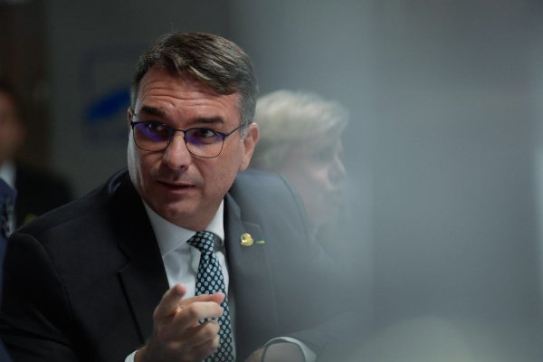 Flávio Bolsonaro visita Filipe Martins em prisão no Paraná