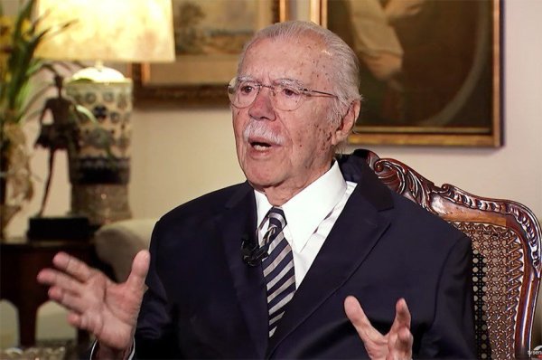 Sarney recebe alta após internação por pneumonia