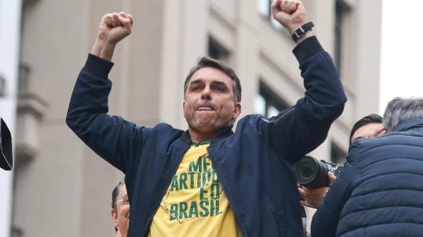 Flávio diz que vai indicar cinco ministros porque Moraes “vai cair”