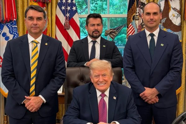 De acordo com o NYT, governo Trump prevê acelerar concessão de green card a Flávio Bolsonaro