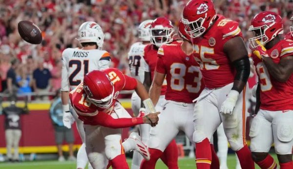 Mahomes retorna, Walker brilha e Chiefs atropelam Broncos na estreia da NFL