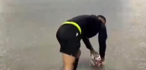 Árbitro testa gramado alagado, bola flutua na água e vídeo viraliza na Espanha