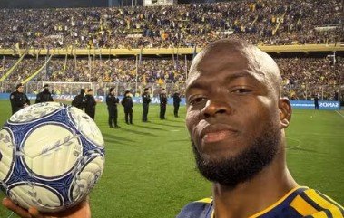 Boca Juniors busca virada espetacular sobre o Racing com três gols de Enner Valencia