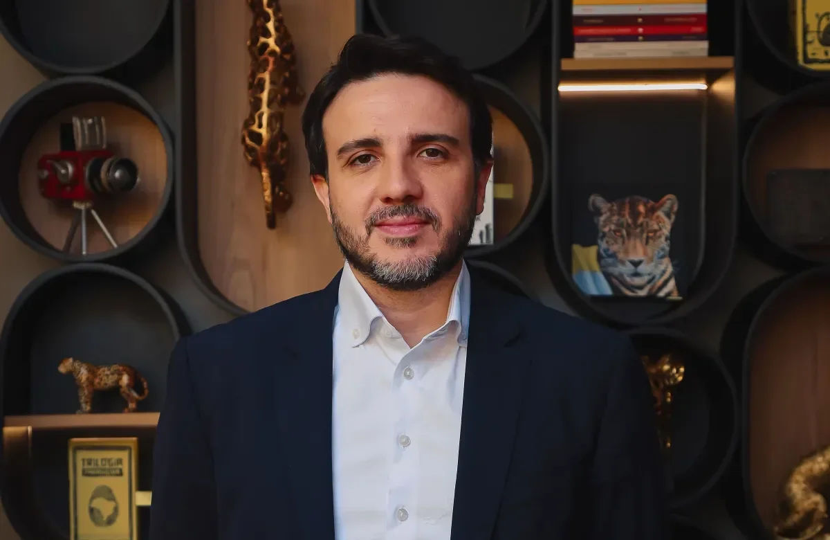 Renan Santos aciona TSE para participar de debate na Globo