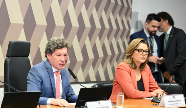 Comissão deve votar fim da taxa das blusinhas nesta terça-feira