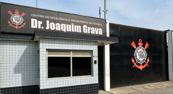 Torcida organizada vai ao CT do Corinthians e cobra reação do elenco em meio à crise no Brasileirão