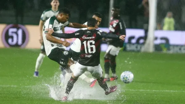 Atletiba 401 é marcado por chuva e muitos gols no Couto Pereira