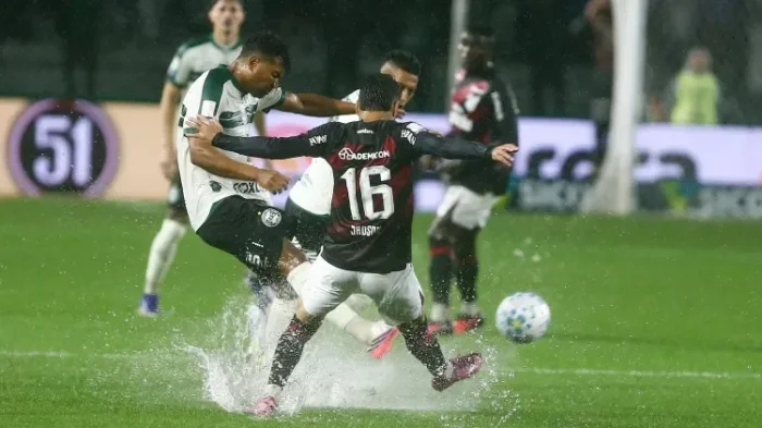 Atletiba 401 é marcado por chuva e muitos gols no Couto Pereira