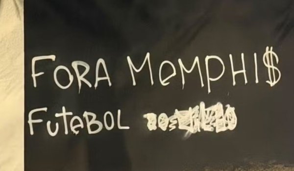 Muro da sede do Corinthians é pichado após eliminação na Libertadores