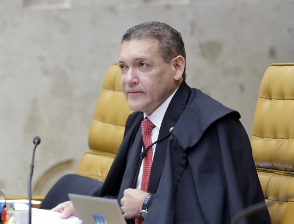 Nunes Marques manda Lula e governo retirarem post contra família Bolsonaro