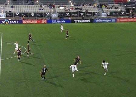 Gol validado na liga canadense chama atenção para possível mudança na regra do impedimento
