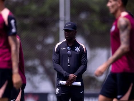 Primeiro dia de Seedorf no Corinthians tem dois treinos e brincadeira para aproximar jogadores