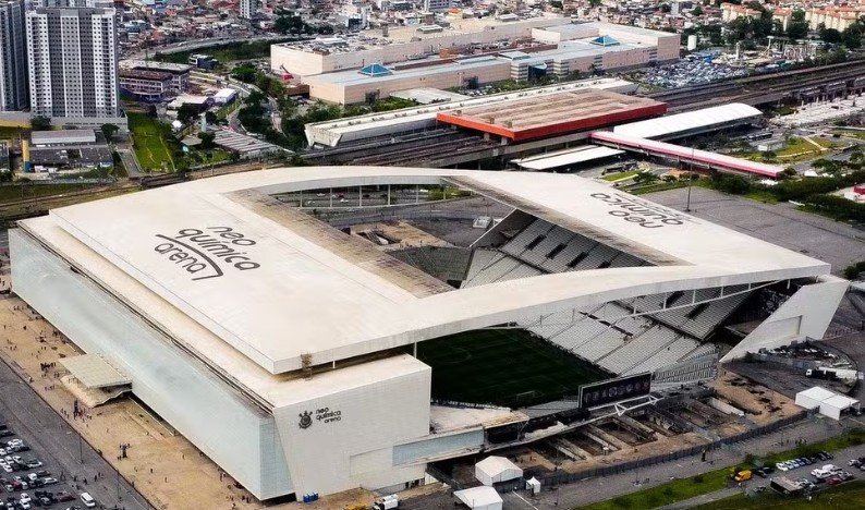 Corinthians recebe o Vitória em meio à crise e tenta se afastar da zona do rebaixamento; Auri Verde transmite o jogo