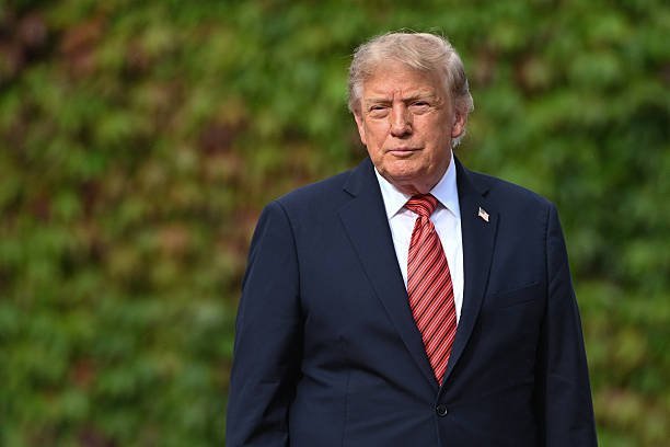 Principais TVs dos EUA suspendem cobertura da Casa Branca após veto de Trump a jornalistas