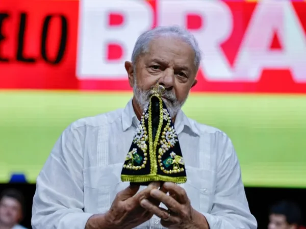 Em meio à fake news, Janja publica em rede social foto de Lula com imagem de Nossa Senhora