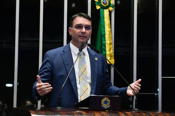 Em horário eleitoral, Flávio faz pronunciamento sobre crise no STF e defende fim da reeleição
