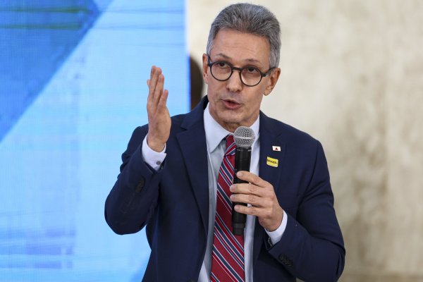 Zema leva celular para cabine de votação e descumpre regra eleitoral