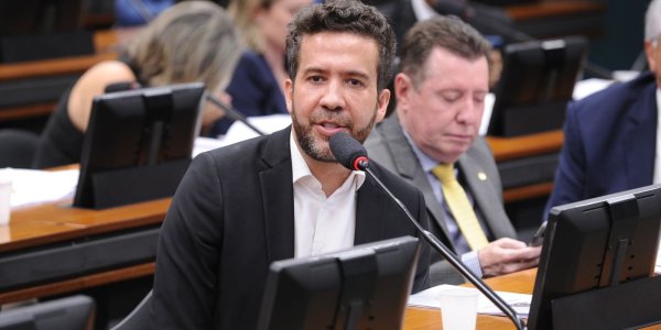 Janones convoca apoiadores de Lula para o Instagram após suspensão de canal no WhatsApp