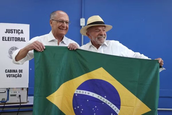 Após críticas internas, campanha de Lula planeja ampliar participação de Alckmin