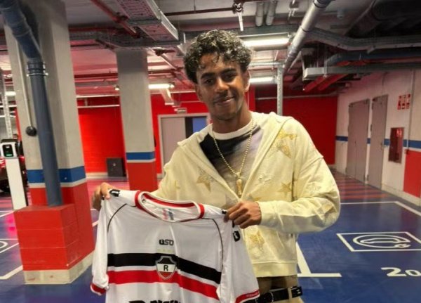 Lamine Yamal posa com camisa de time do Piauí após goleada do Barcelona