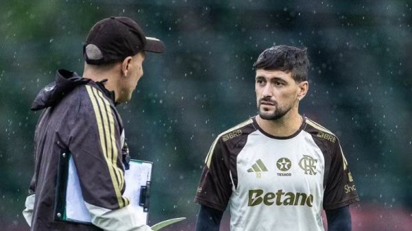 Arrascaeta volta a treinar com bola, mas deve desfalcar o Flamengo na decisão contra o Estudiantes
